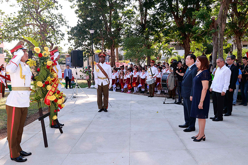 Chủ tịch Quốc hội Vương Đình Huệ dâng hoa tại tượng đài Chủ tịch Hồ Chí Minh. (Ảnh: Doãn Tấn TTXVN)